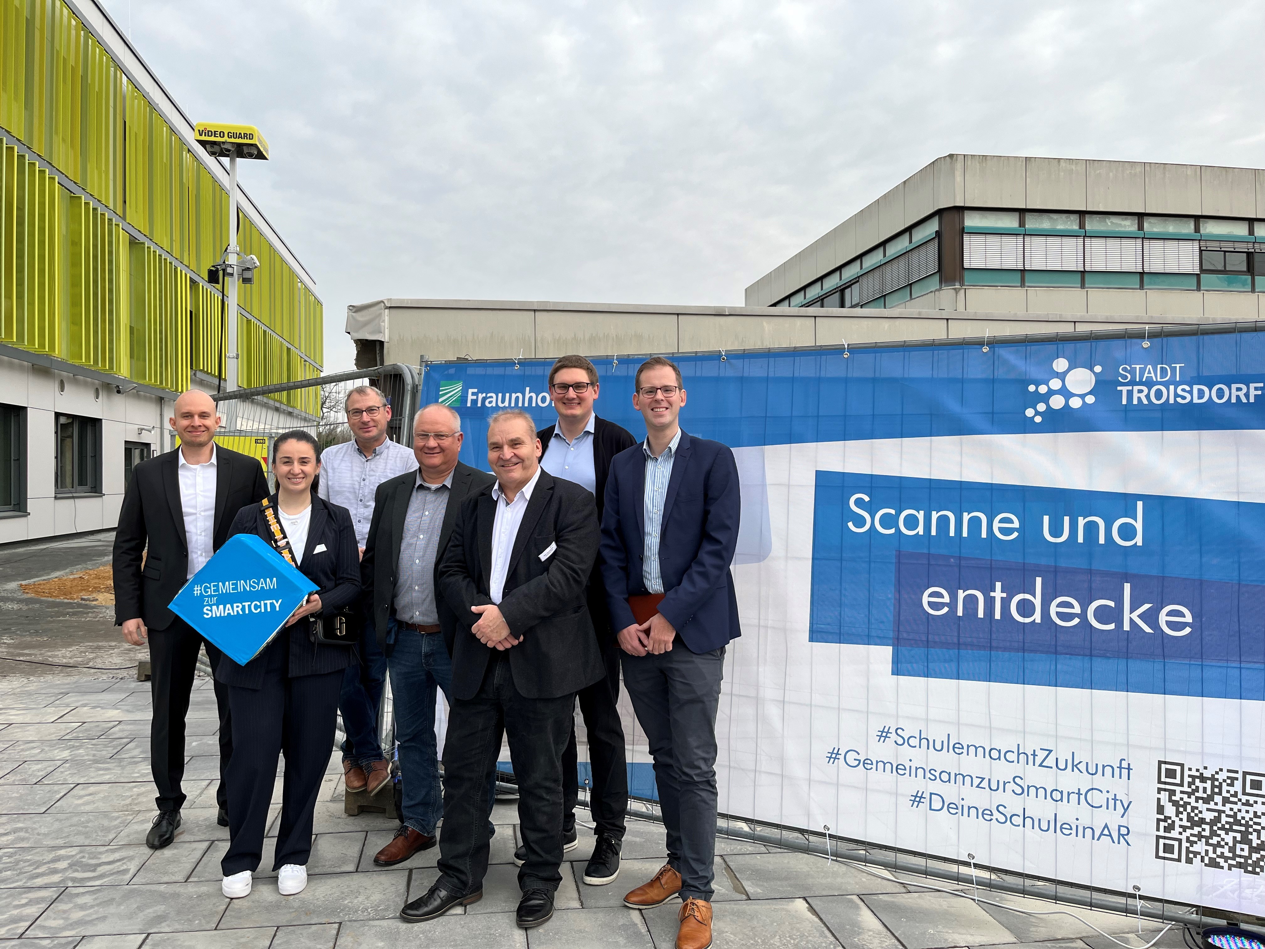 v.l. Sebastian Glees, Alev Sarikaya, Marko Paul, Michael Mäder, Peter Damaschek (Stadt Troisdorf), Urs Riedlinger (Fraunhofer FIT), Fabian Wagner (Stadt Troisdorf)