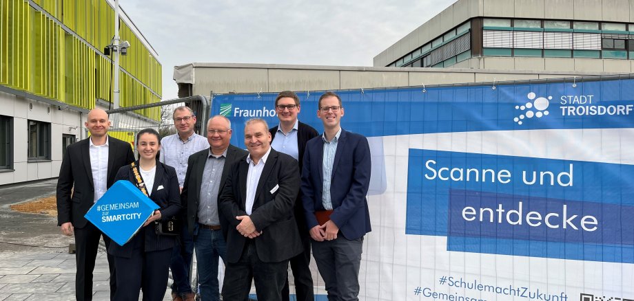 v.l. Sebastian Glees, Alev Sarikaya, Marko Paul, Michael Mäder, Peter Damaschek (Stadt Troisdorf), Urs Riedlinger (Fraunhofer FIT), Fabian Wagner (Stadt Troisdorf)