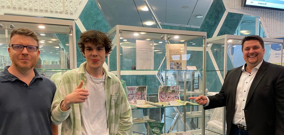 Christian Fuchs (Auszubildender) und Timo Chmielewski (Praktikant im Stadtarchiv) eröffnen mit dem Bürgermeister die von ihnen gestaltete Ausstellung.
