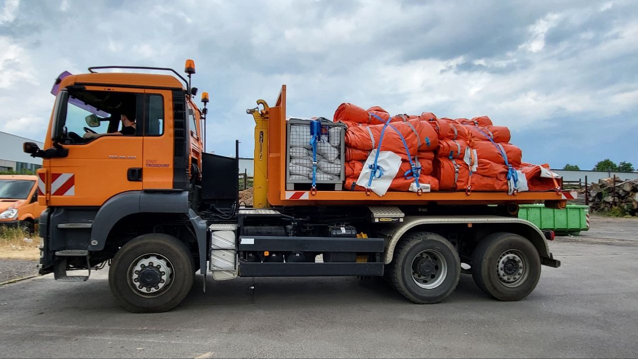LKW mit aufblasbarem Hochwasserschutz