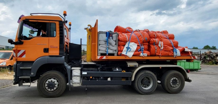 LKW mit aufblasbarem Hochwasserschutz