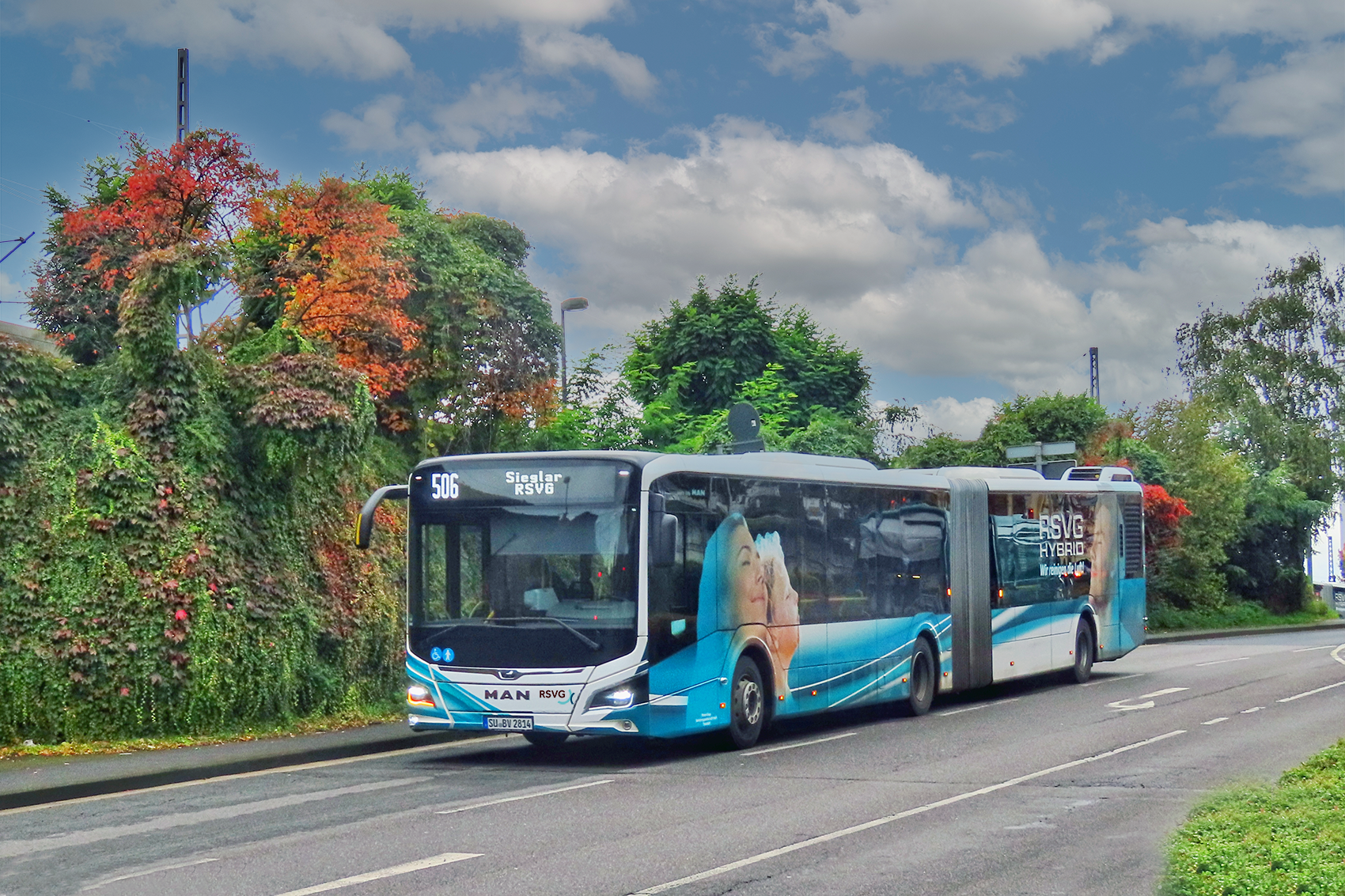 Fahrbahn mit Bus-Schriftzug