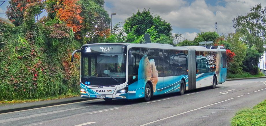 Fahrbahn mit Bus-Schriftzug