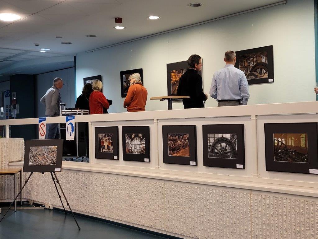 Besucher*innen der Ausstellung