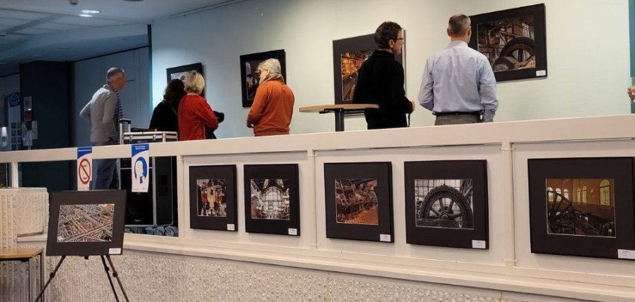 Besucher*innen der Ausstellung