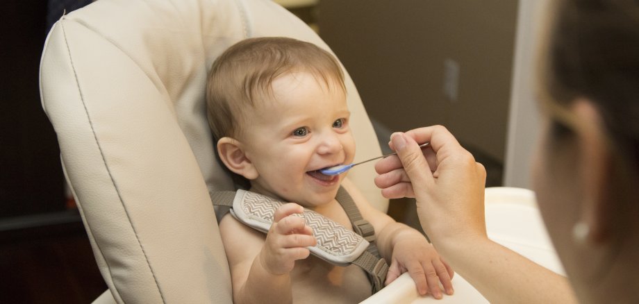 Baby wird gefütteret