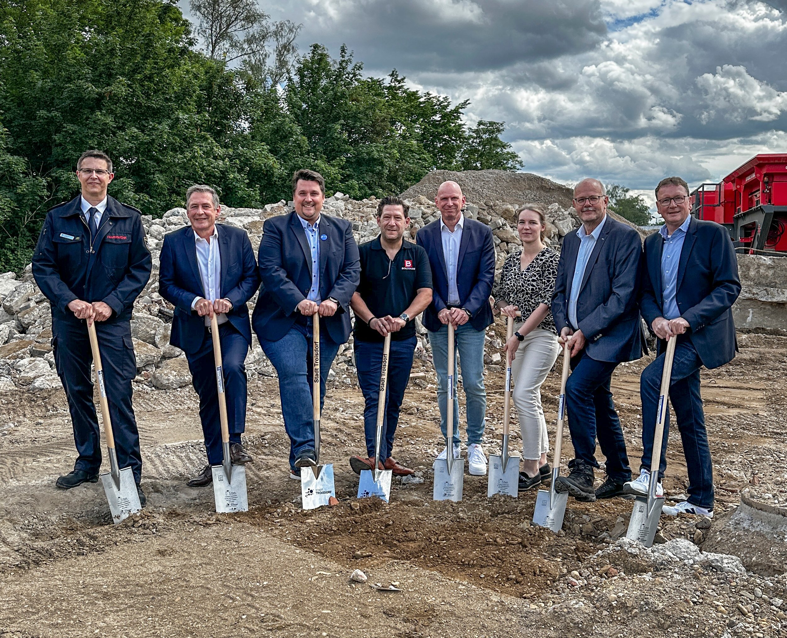 1.	Vertreter*innen der Stadtverwaltung und der beteiligten Unternehmen beim Spatenstich