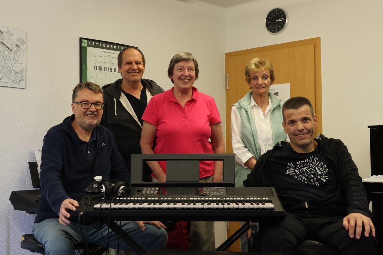 Teilnehmer*innen und Lehrer Keyboardkurs