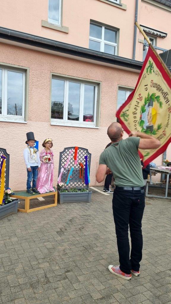 Fahne schwenken vor dem Maikönigspaar