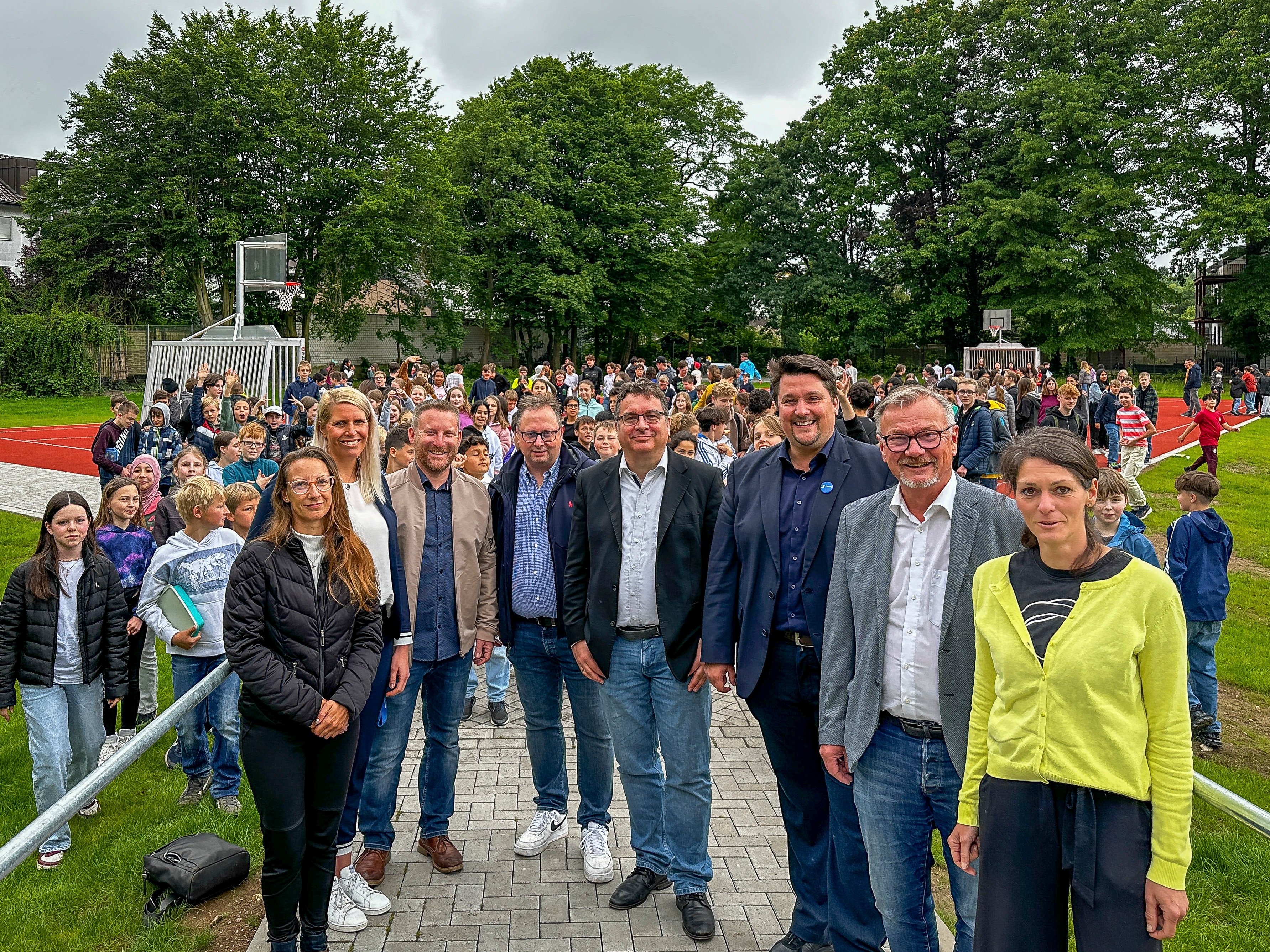 v.l. Nicole Simon, Simone Duggan (Stadt Troisdorf), Axel Schmidt (dto), Frank Peukert (dto), Thomas Möws (Vorsitzender des Schulausschusses), Bürgermeister Alexander Biber, Schulleiter Reinhard Schulte, stv. Schulleiterin Suse Müller 