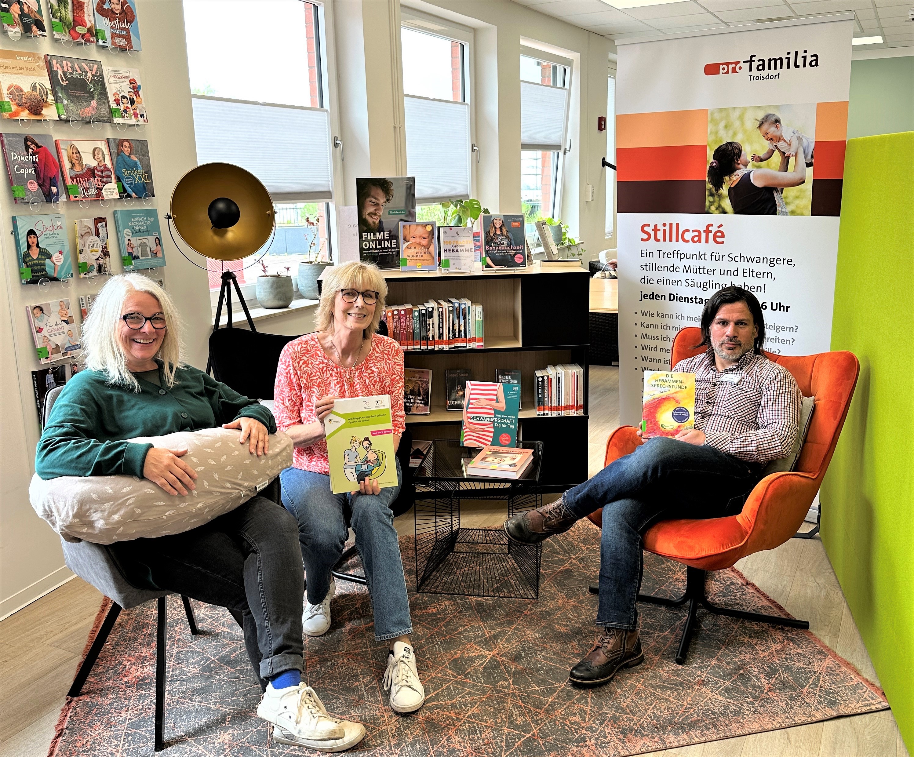 Sie stellten das neue Stillcafé vor: v.l. Petra Schuck, Familienhebamme bei Pro Familia Rhein-Sieg, Petra Römer-Westarp, Gleichstellungsbeauftragte Stadt Troisdorf, und Philipp Maaß, Leiter der Stadtbibliothek Troisdorf