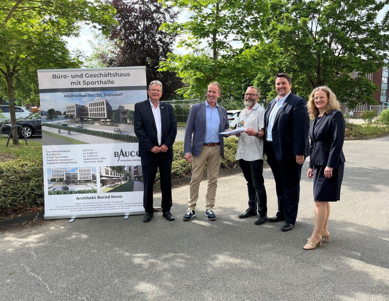 Trowista-Geschäftsführer Wolf-Dieter Grönwoldt, Leiter des städtischen Bauordnungsamtes, Harald Stange, Frank Stommel von Baucon-Immobilien, Bürgermeister Alexander Biber und Sandra Bußmann von bw-consulting (v.l.n.r) Foto: Stadt Troisdorf