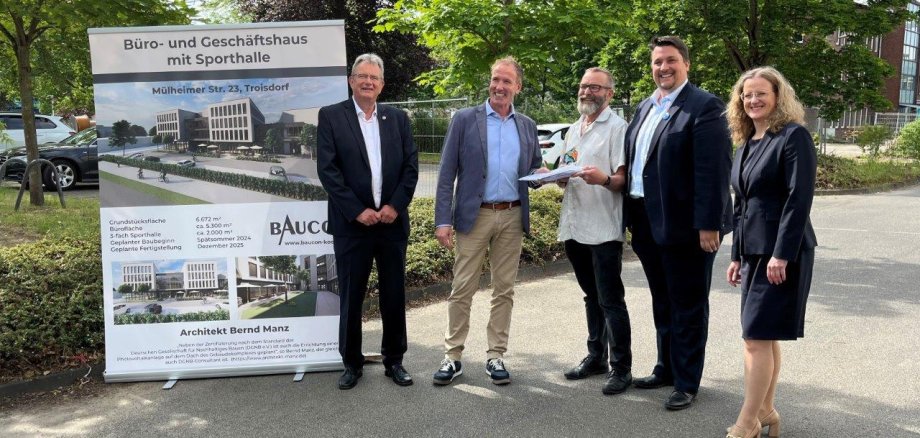 Trowista-Geschäftsführer Wolf-Dieter Grönwoldt, Leiter des städtischen Bauordnungsamtes, Harald Stange, Frank Stommel von Baucon-Immobilien, Bürgermeister Alexander Biber und Sandra Bußmann von bw-consulting (v.l.n.r) Foto: Stadt Troisdorf