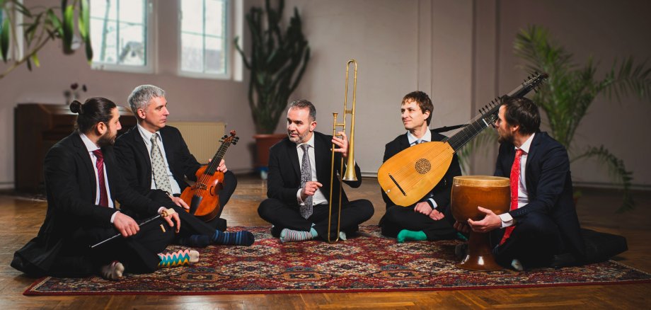 Anima Shirvani: das sind Murat Cakmaz – Duduk, Kaval David Budai – Viola da Gamba, Pedro Alcacer Doria – Lauten und Theorbe, Sebastian Flaig – Perkussion und Tural Ismayilov (Künstlerische Leitung) – Renaissanceposaune.