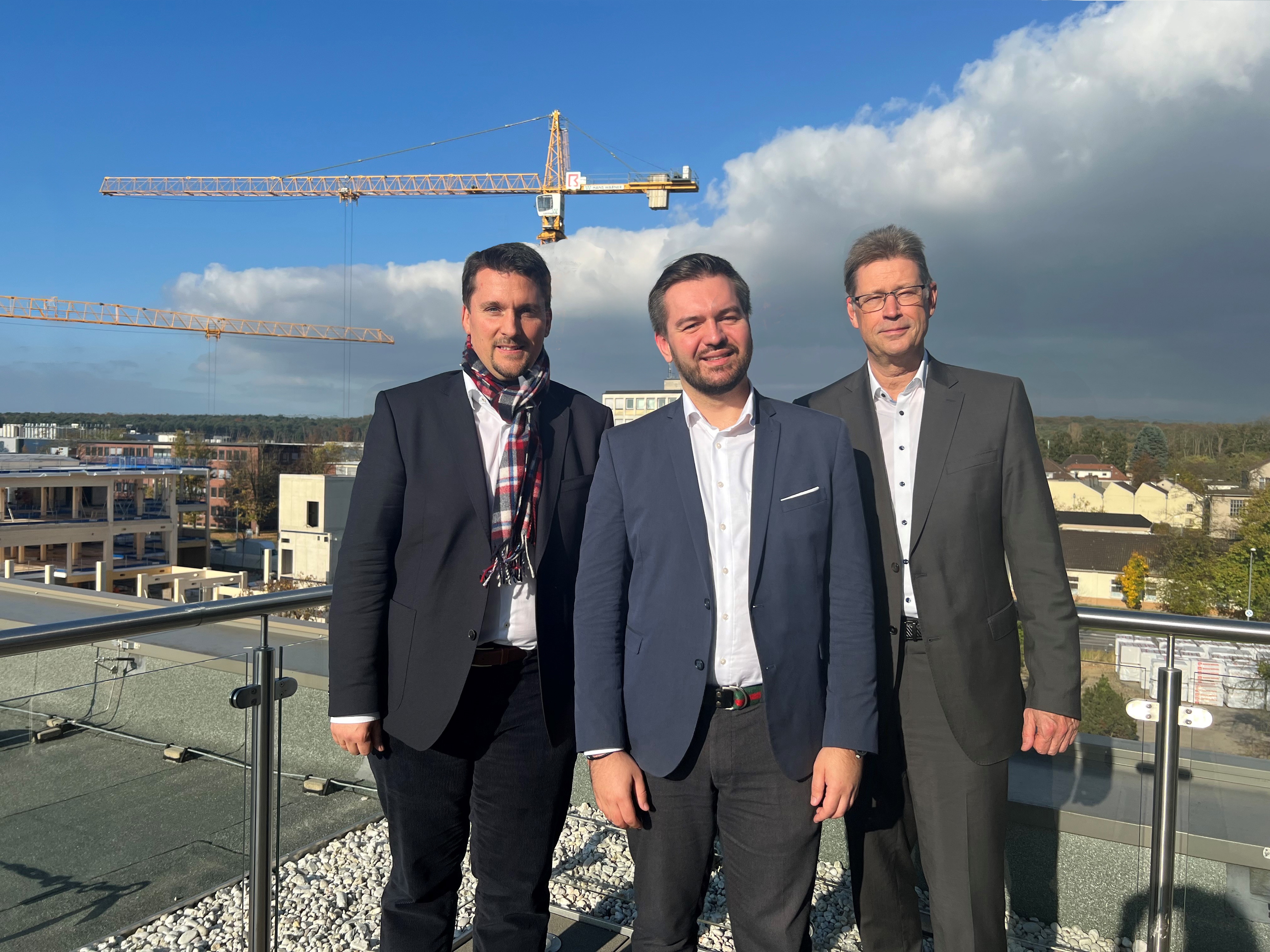 Bürgermeister Alexander Biber (l.) und Ralf Klösges (r.) begrüßen den neuen TROWISTA-Geschäftsführer Alexander Miller (m.)