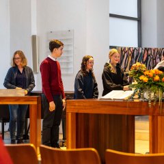 Die Schüler*innen des Heinrich-Böll-Gymnasiums erhielten, ebenso wie die anderen Beteiligten, einen Blumenstrauß.