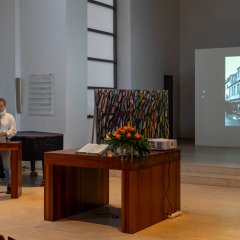 Nora Weeg hielt einen Vortrag mit dem Titel „Menschliche Lichtblicke in dunkler Zeit