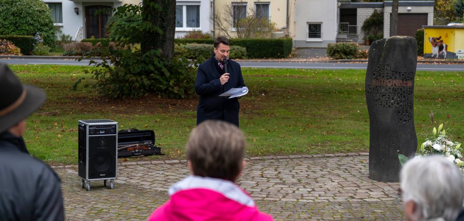 Bürgermeister Alexander Biber hielt eine eindringliche Rede, in der er auf die heutige Verantwortung der Gesellschaft hinwies