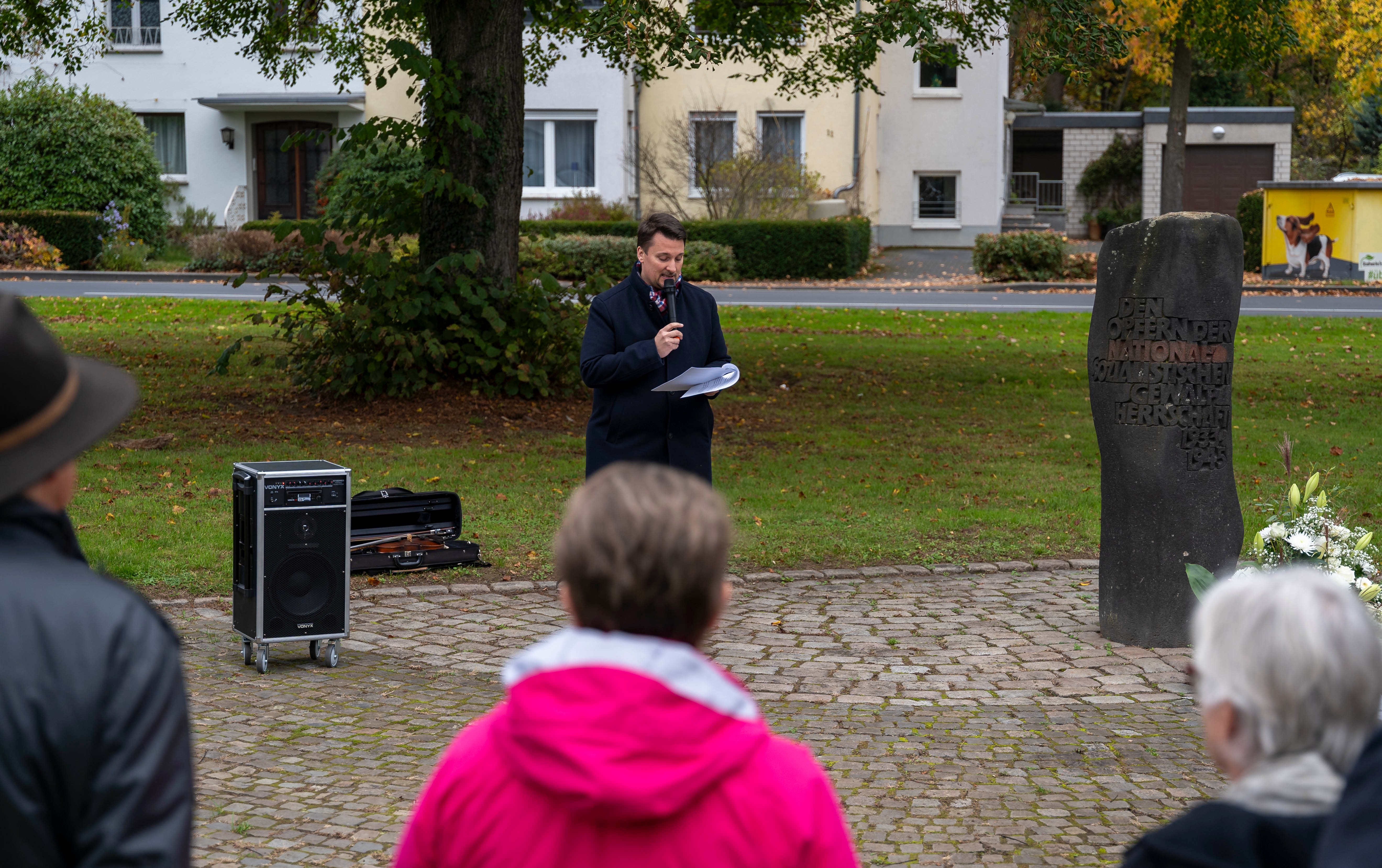 Bürgermeister Alexander Biber hielt eine eindringliche Rede, in der er auf die heutige Verantwortung der Gesellschaft hinwies