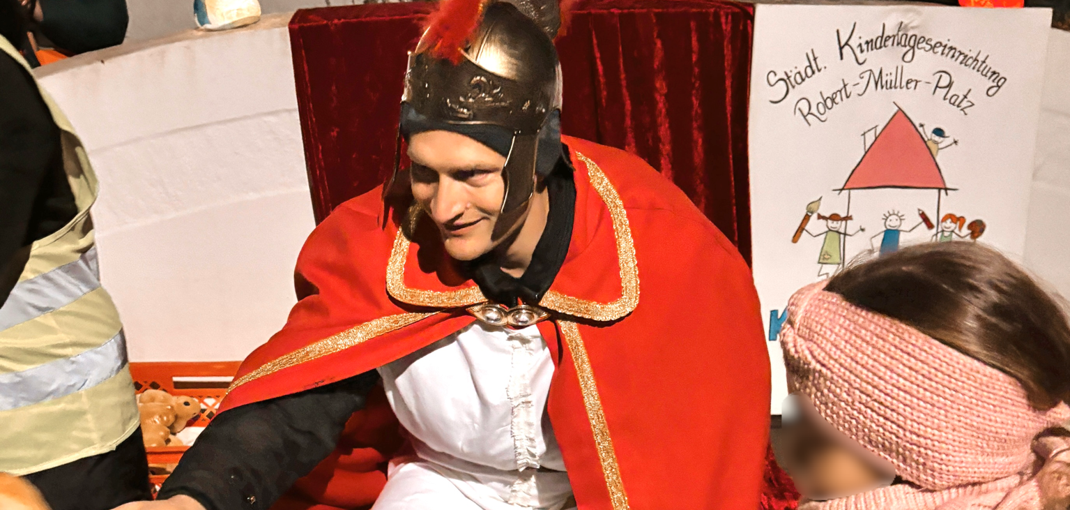 St. Martin überreicht Weckmänner