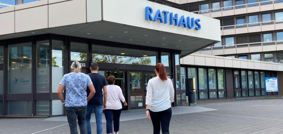 Besucher gehen ins Rathaus