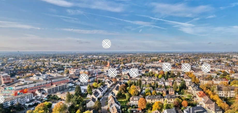 Ausschnitt des 360° Gesamtpanoramas auf der Seite www.troisdorf.de. Beim Klick auf die weißen Punkte gelangt man zu den Einzelpanoramen. 