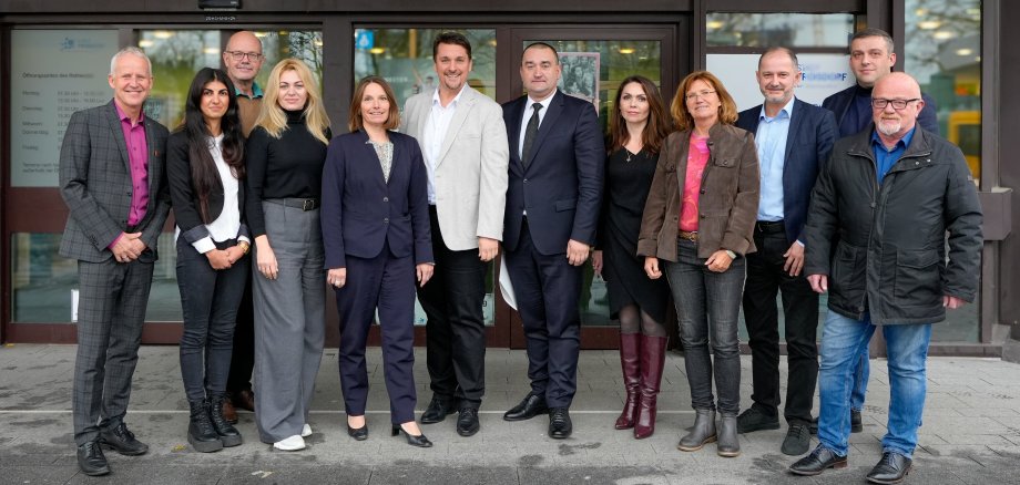 Der Verwaltungsvorstand der Stadt Troisdorf mit Vertreter*innen der Stadt Nowijaworiwsk