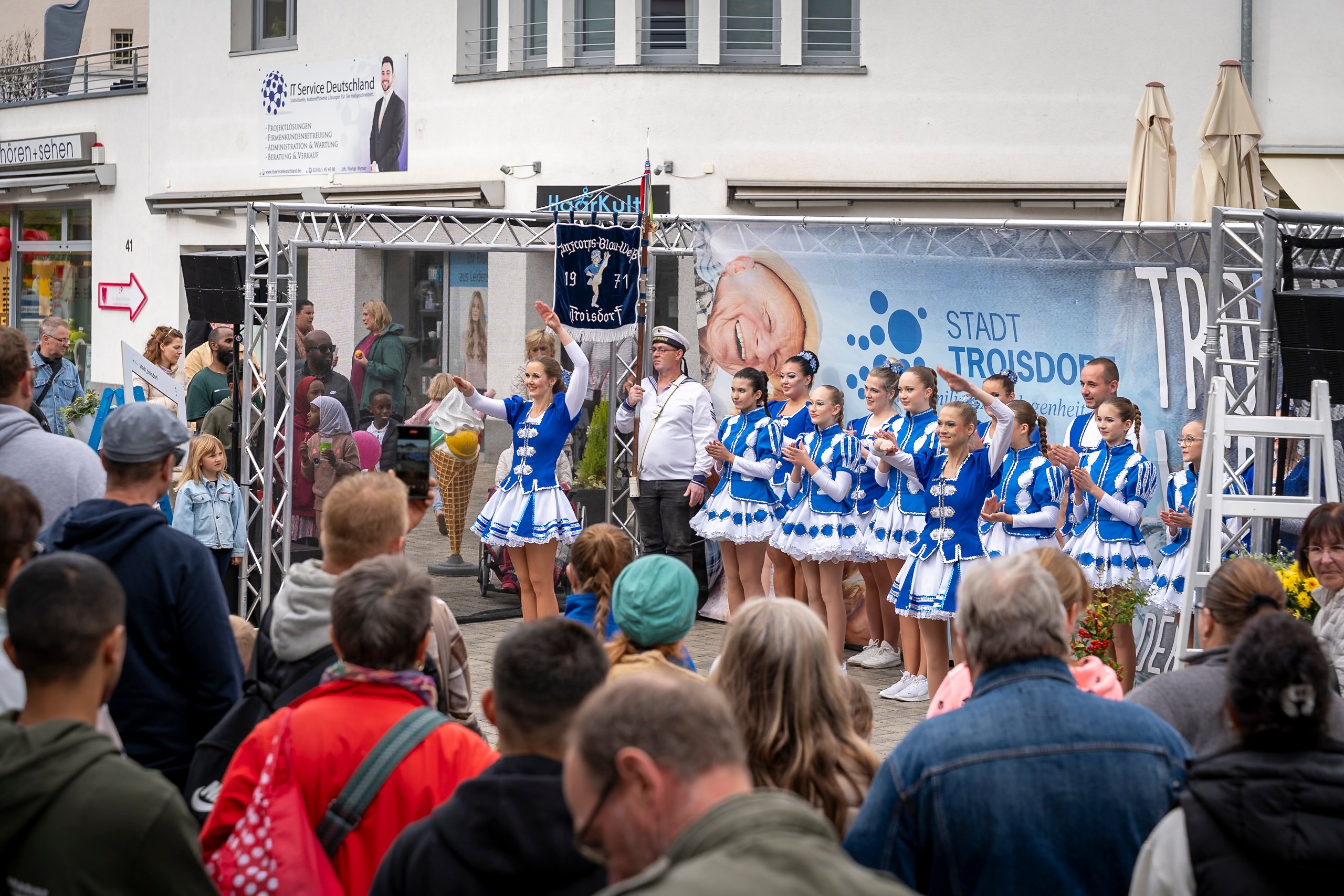 Auftritt von Tänzerinnen