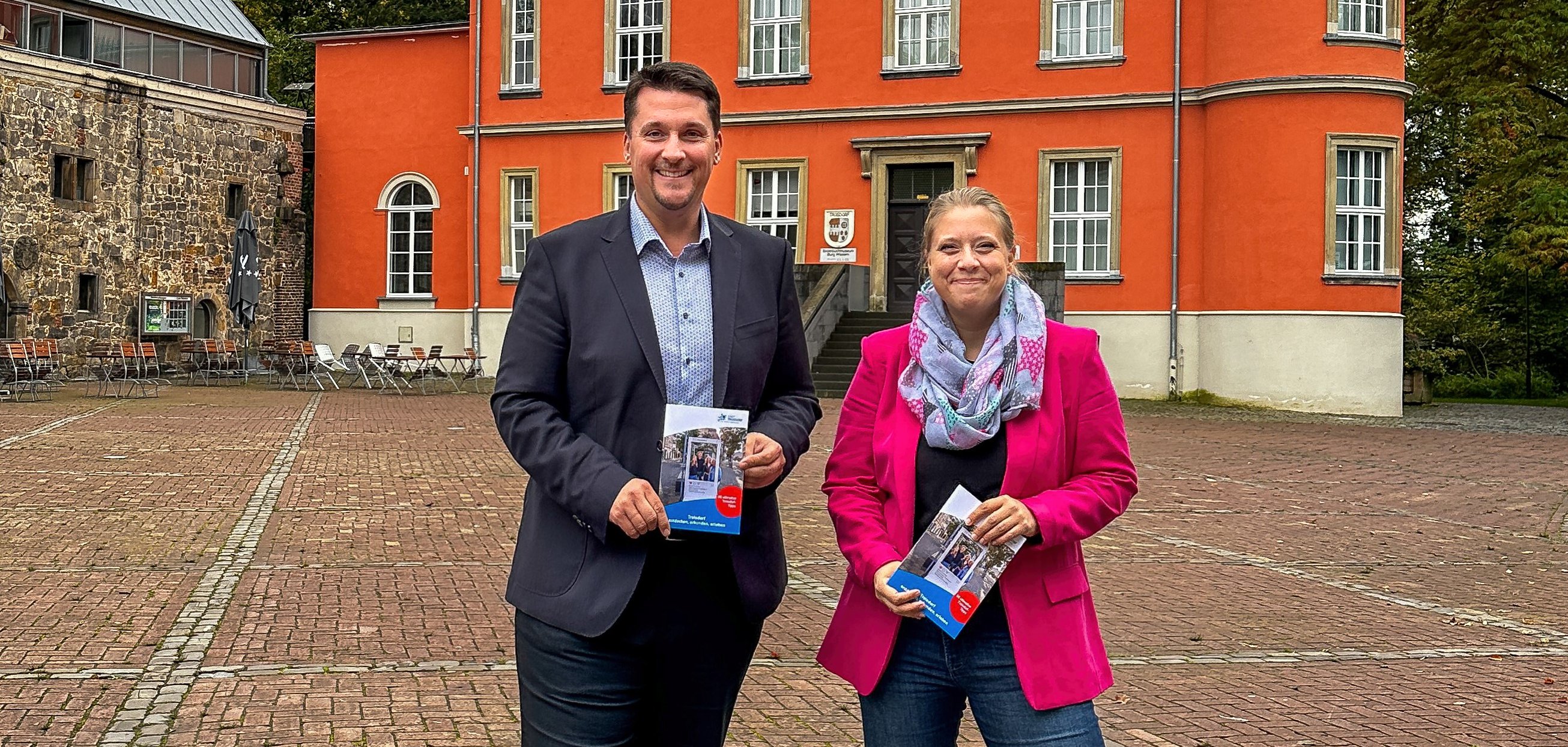 Bürgermeister Alexander Biber und Christine Siefer präsentieren die neue Broschüre