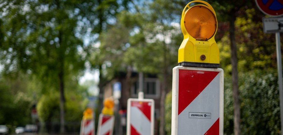 Verkehrsbaken mit gelbem Licht