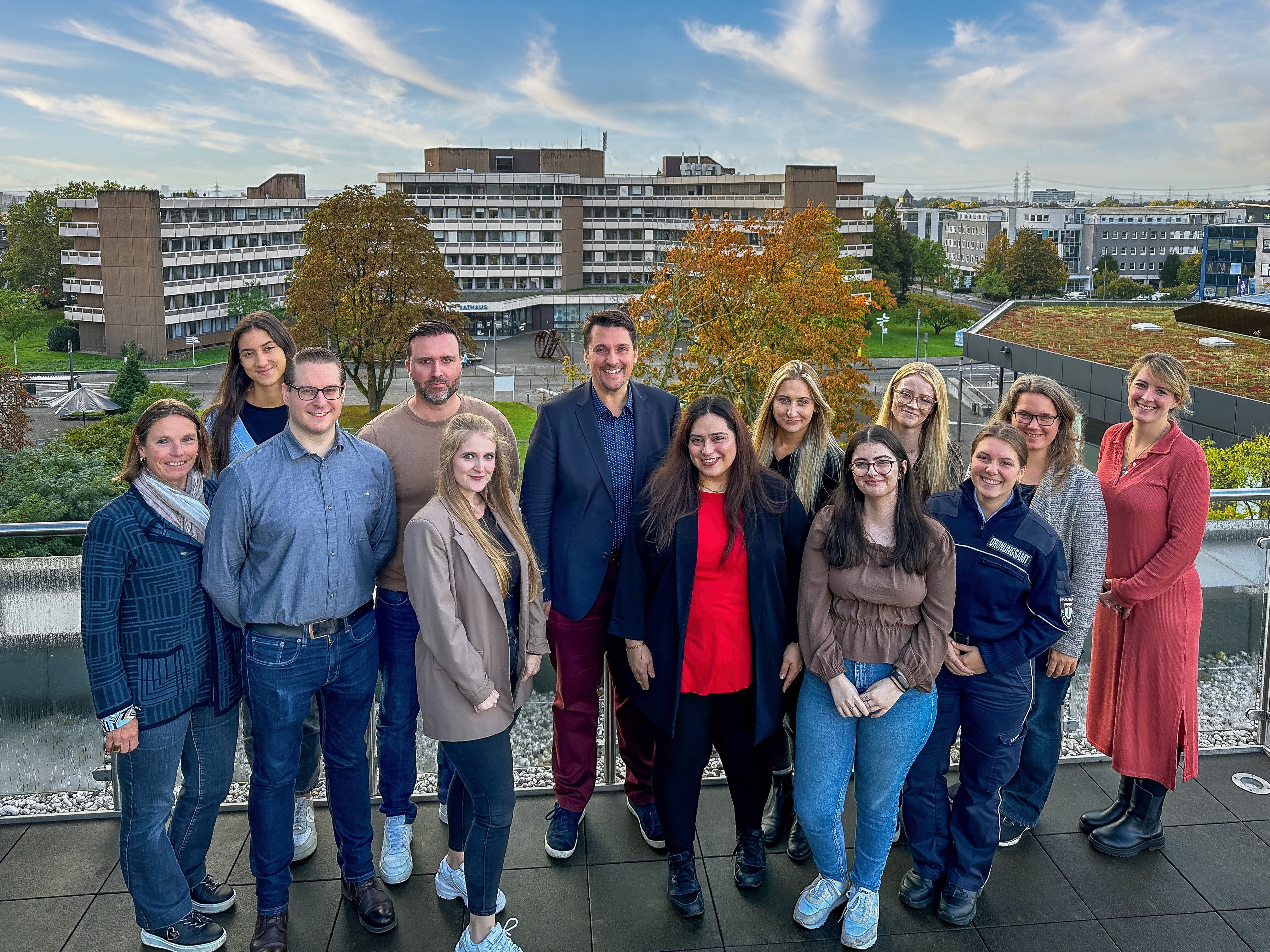 Tanja Gaspers, Bürgermeister Alexander Biber, Silvia Soremba und Lisa Broich mit den Absolvent*innen