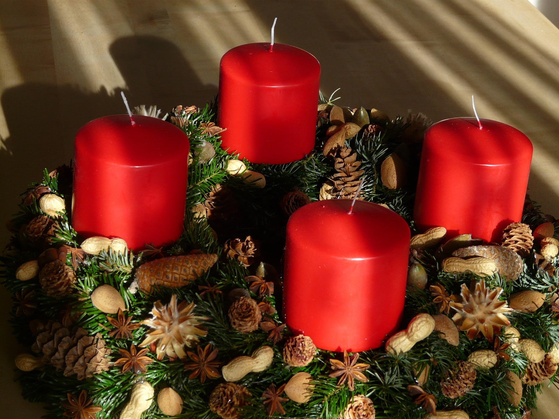 Adventskranz im Zwielicht