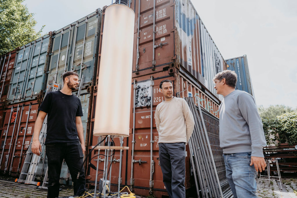 Drei Personen vor der Klanginstallation