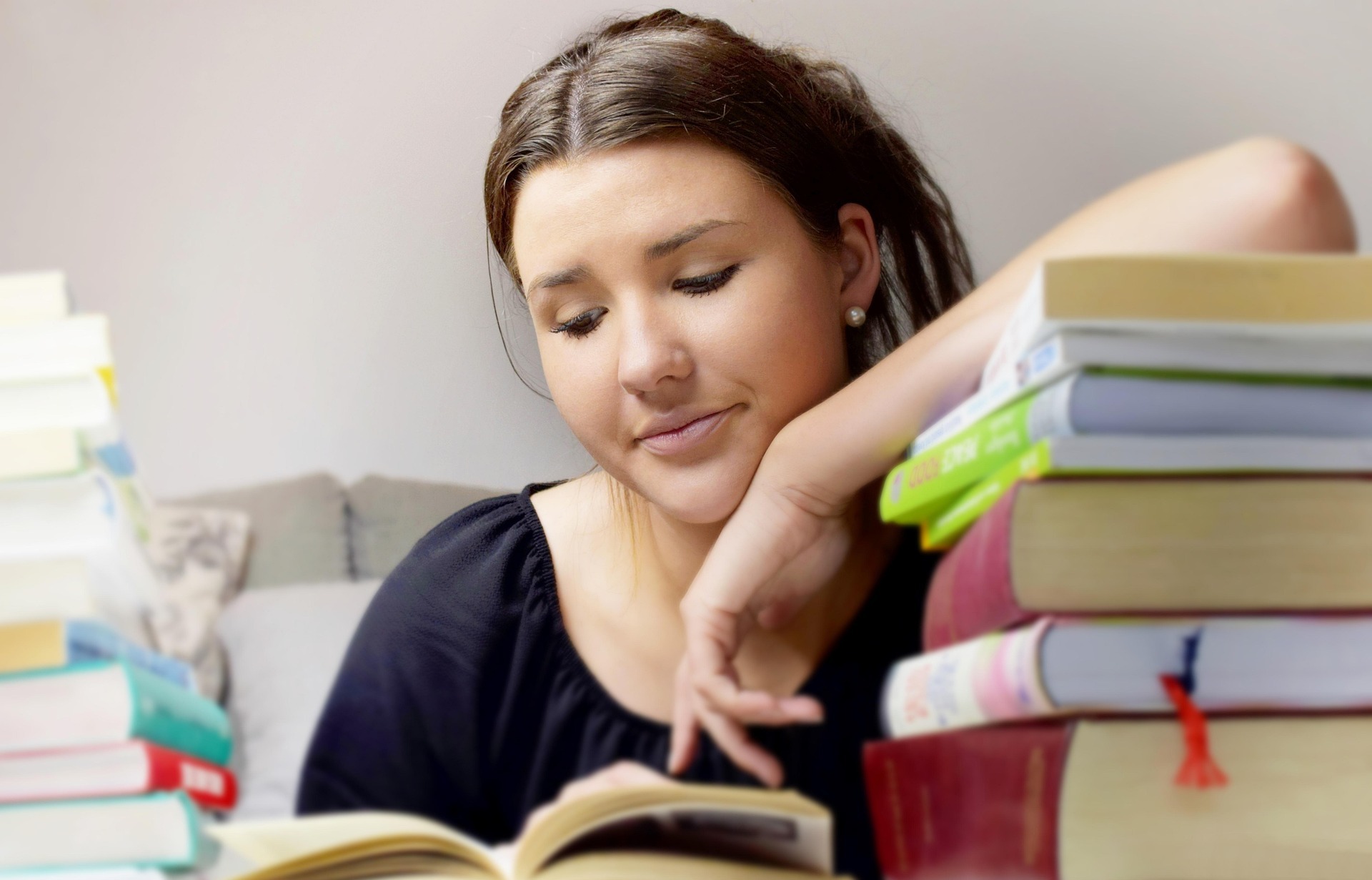 Junge Frau im Stress mit Büchern