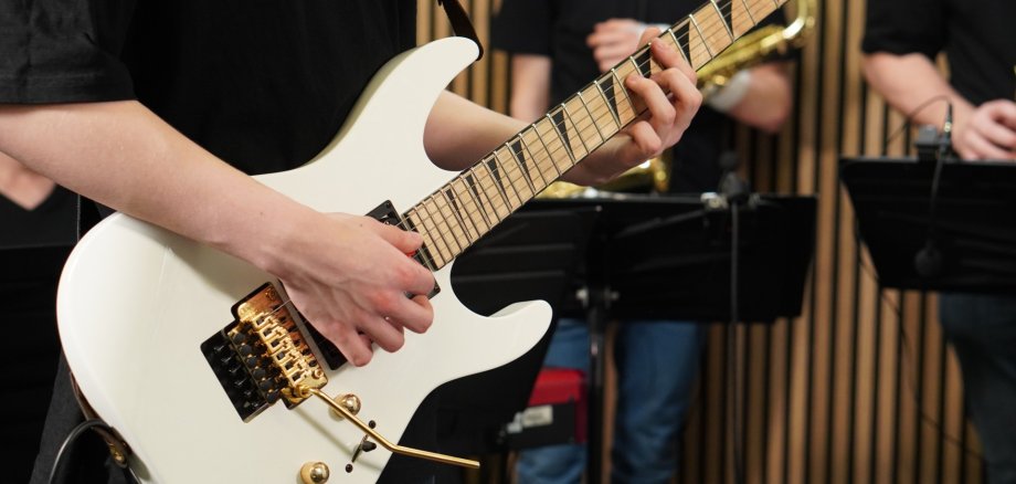 Jemand spielt E-Gitarre