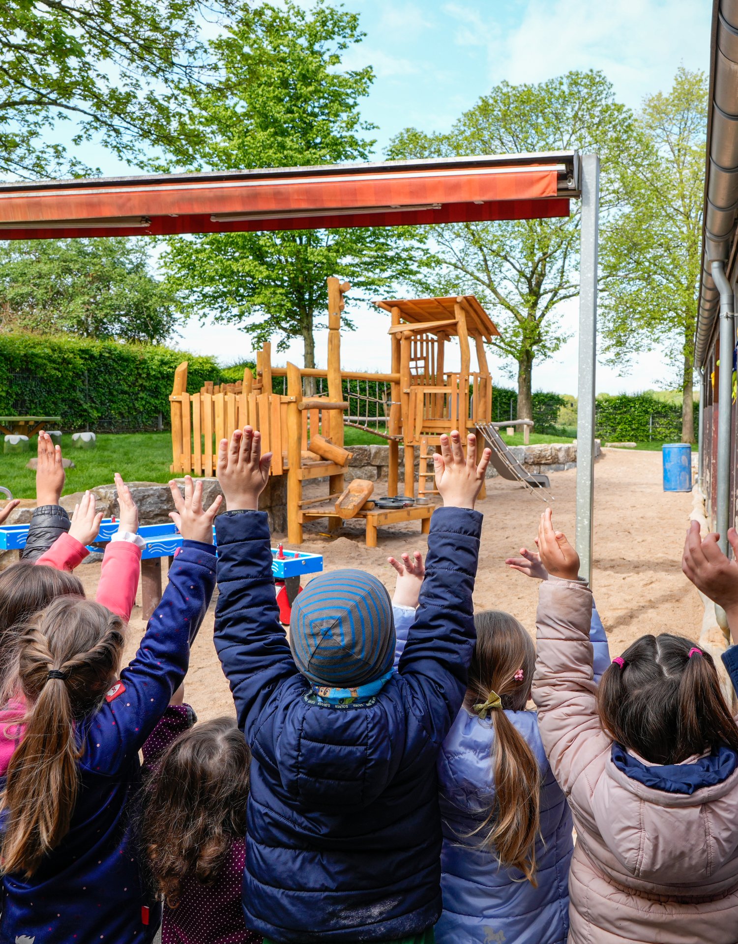 Kinder freuen sich über den neuen Spielplatz