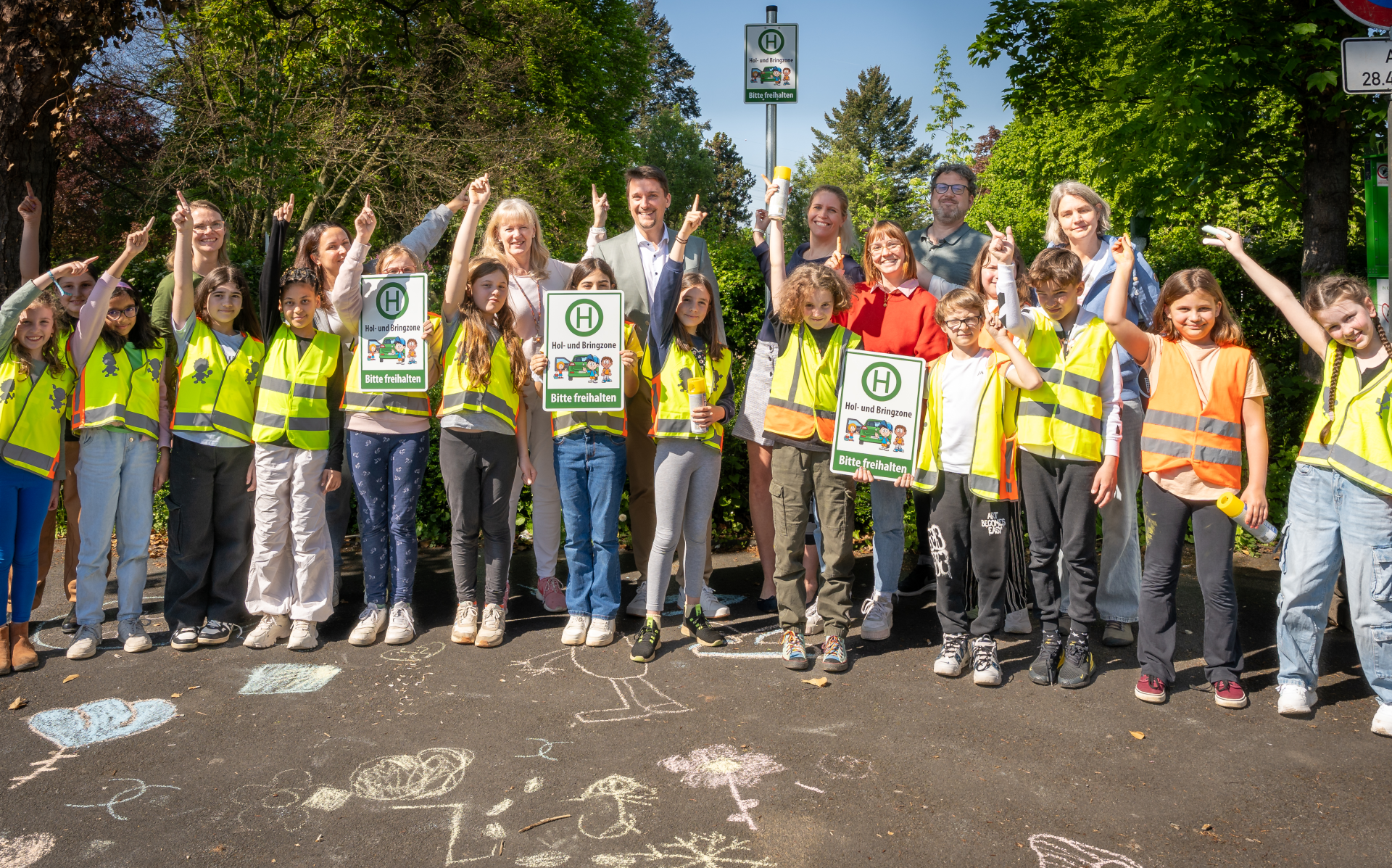 Mitte oben v.l.: Schulleiterin Jessica Giebel Bürgermeister Alexander Biber, Simome Duggan (leiterin Sportverwaltungs- und Schulamt, Anne Scheffel (Strategische Mobilitätsplanung und Klimawandelvorsorge), Mobilitätsmanager Daniel Euler, mit Lehererinnen und Schüler*innen der Janosch Grundschule