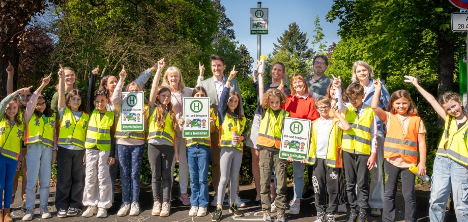 Mitte oben v.l.: Schulleiterin Jessica Giebel Bürgermeister Alexander Biber, Simome Duggan (leiterin Sportverwaltungs- und Schulamt, Anne Scheffel (Strategische Mobilitätsplanung und Klimawandelvorsorge), Mobilitätsmanager Daniel Euler, mit Lehererinnen und Schüler*innen der Janosch Grundschule