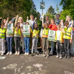 Mitte oben v.l.: Schulleiterin Jessica Giebel Bürgermeister Alexander Biber, Simome Duggan (leiterin Sportverwaltungs- und Schulamt, Anne Scheffel (Strategische Mobilitätsplanung und Klimawandelvorsorge), Mobilitätsmanager Daniel Euler, mit Lehererinnen und Schüler*innen der Janosch Grundschule