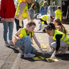 Im Rahmen des Termins gestalteten die Schulkinder die Wege von der Hol- und Bringzone zur Schule mit gelber Sprühfarbe („gelbe Füße“) und bunter Kreide.