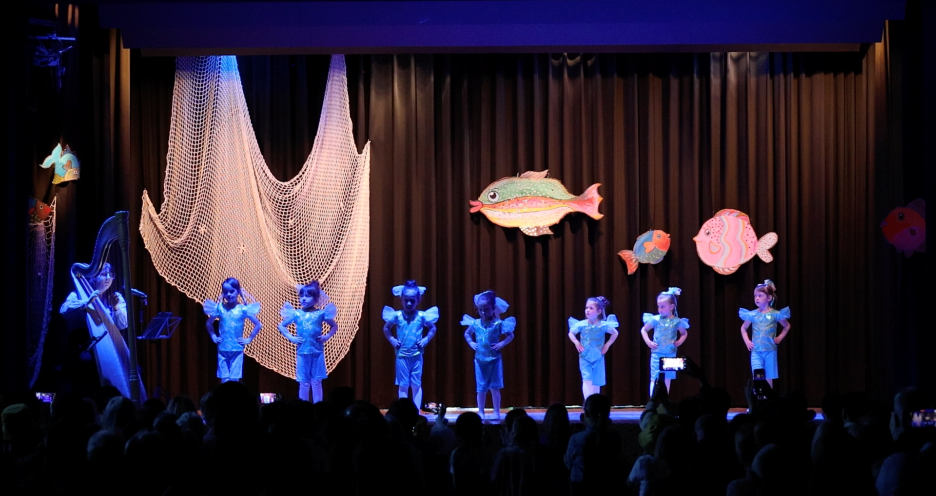 Die Mädchen auf der Bühne