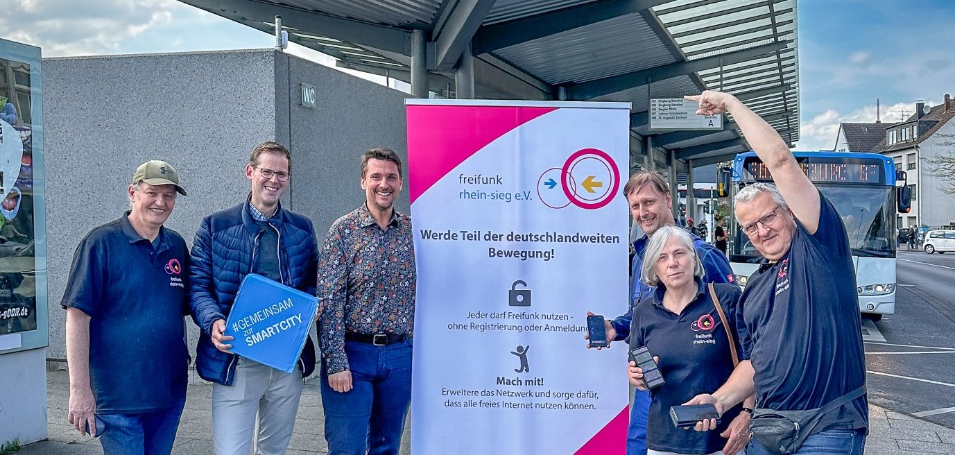 v.l. Claus Marxmeier (Freifunk Rhein-Sieg e.V.), Fabian Wagner (Leiter Stabsstelle Digitalisierung), Bürgermeister Alexander Biber, Michael Parot, Christine Groß, Andreas Groß (alle Freifunk Rhein-Sieg e.V.)