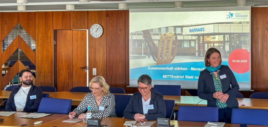 v.l. Okan Bektas (Projektkoordinator “Zusammenhalt stärken, Menschen verbinden”), Ulrike Hanke (Amtsleiterin, Amt für Soziales, Wohnen und Integration), Michaela Brähler (Sachgebietsleiterin Betreuungsbehörde und Begegnungsorte der Generationen), 1. Beigeordnete Tanja Gaspers