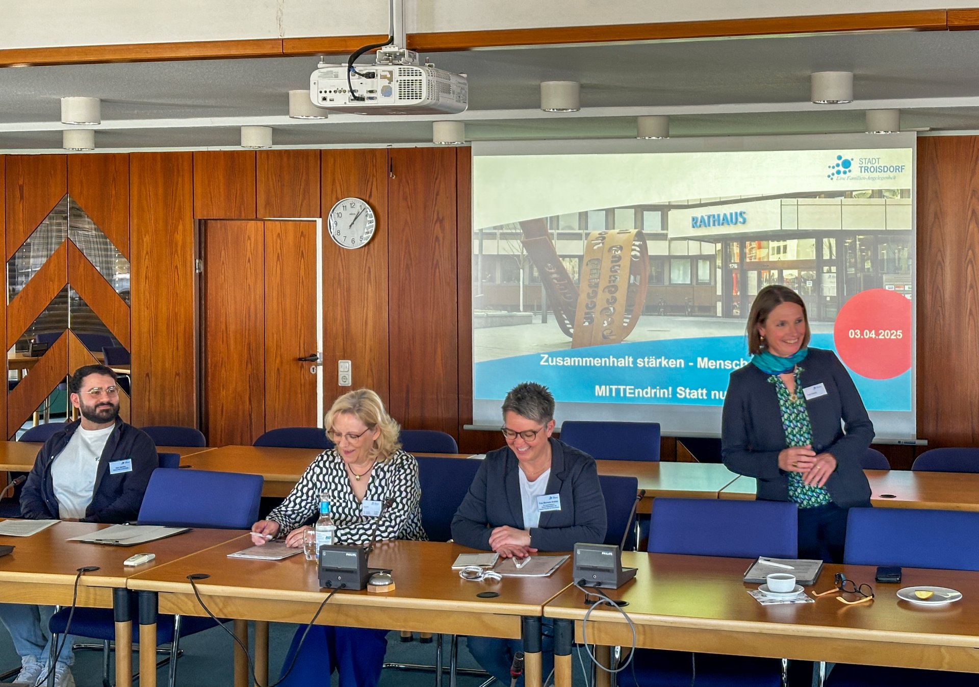 v.l. Okan Bektas (Projektkoordinator “Zusammenhalt stärken, Menschen verbinden”), Ulrike Hanke (Amtsleiterin, Amt für Soziales, Wohnen und Integration), Michaela Brähler (Sachgebietsleiterin Betreuungsbehörde und Begegnungsorte der Generationen), 1. Beigeordnete Tanja Gaspers