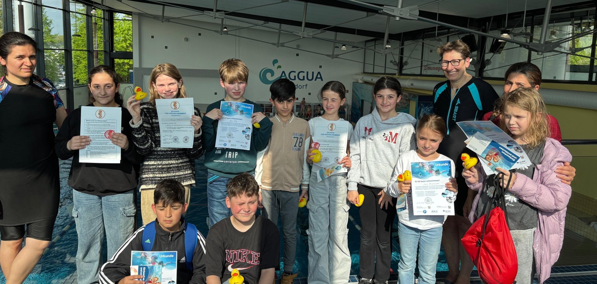 Eine Gruppe mit ihren Urkunden