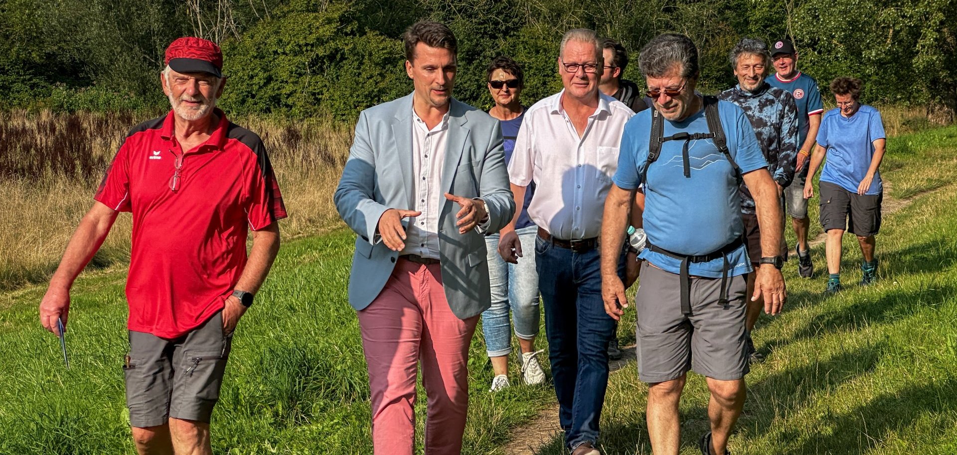 vorne v.l. Der Initiator des TROPFADES Klaus Grommes, Bürgermeister Alexander Biber, Bergheims Ortsvorsteher Guido Menzenbach, Erster Brudermeister Peter Schell