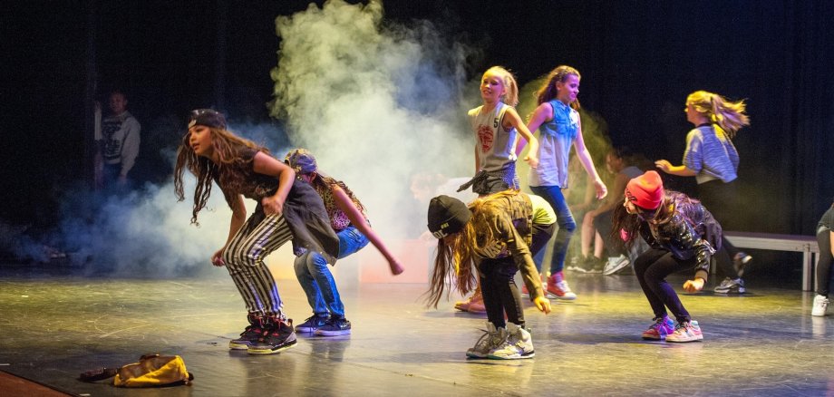 Mädchen tanzen Breakdance auf der Bühne