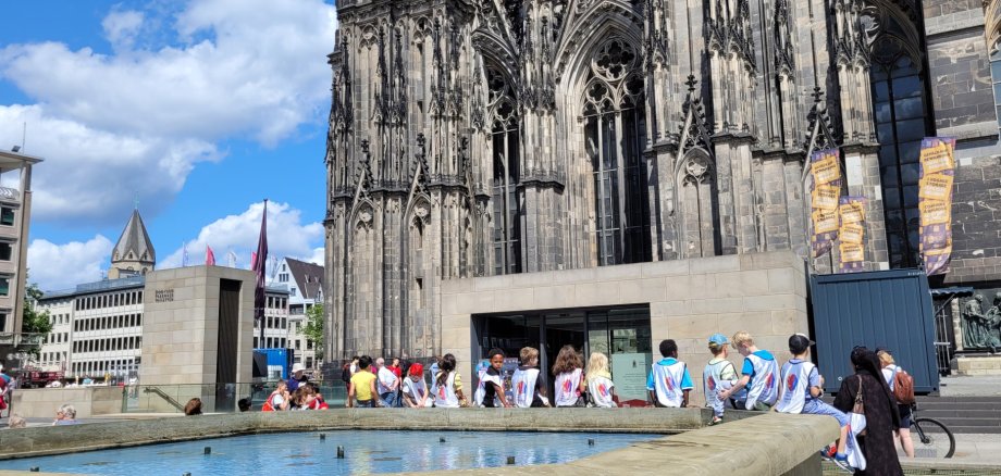 Kinder vor dem Kölner Dom