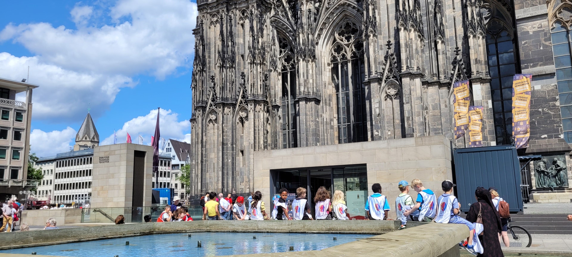 Kinder vor dem Kölner Dom