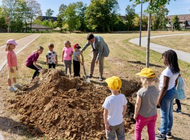 Zur feierlichen Eröffnung pflanzte Bürgermeister Biber gemeinsam mit Kindern aus der Nachbarschaft symbolisch einen Baum.